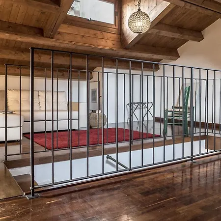 Διαμέρισμα Mansarda Magritte *