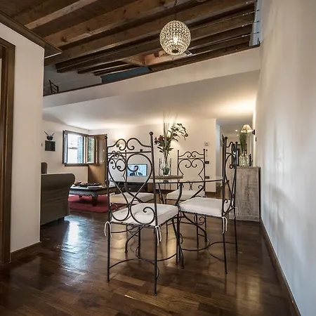 Mansarda Magritte 公寓